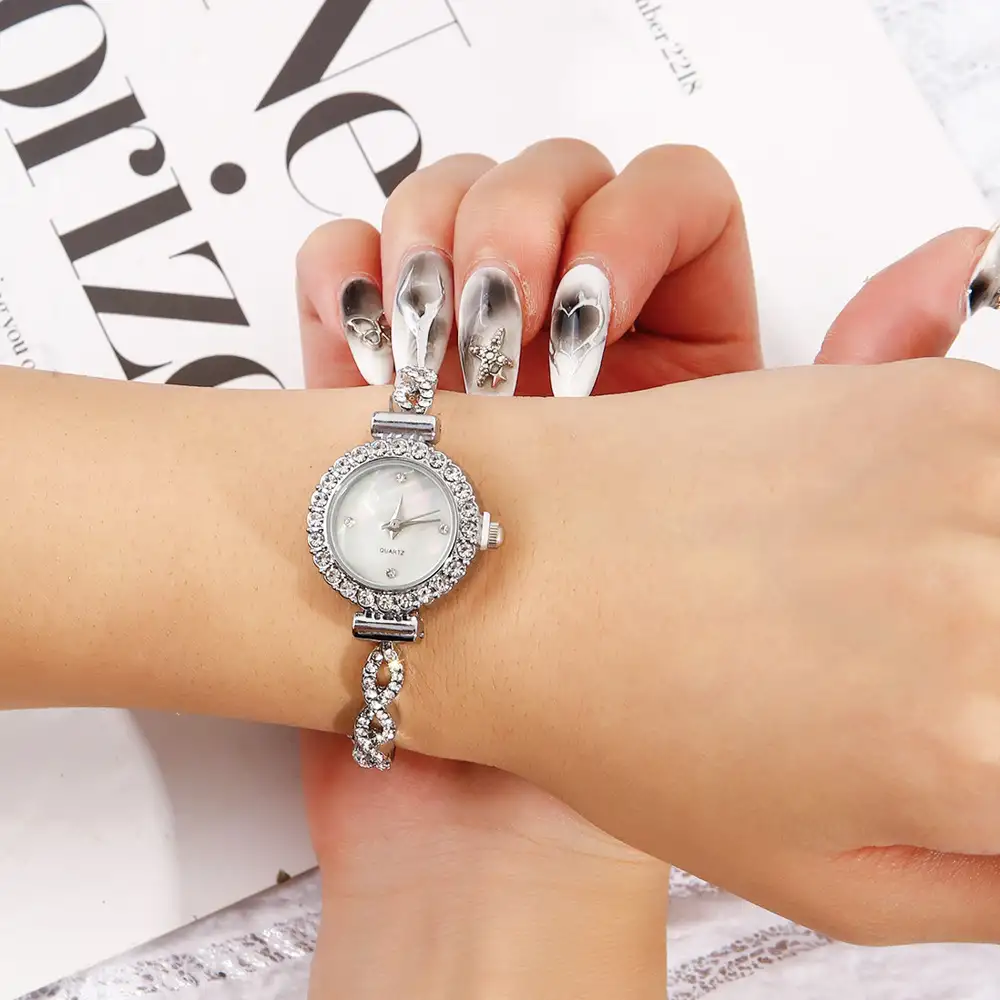 New Fashion Diamond Round Women's Watch Adjustable Bracelet Watch Women's Quartz Watch